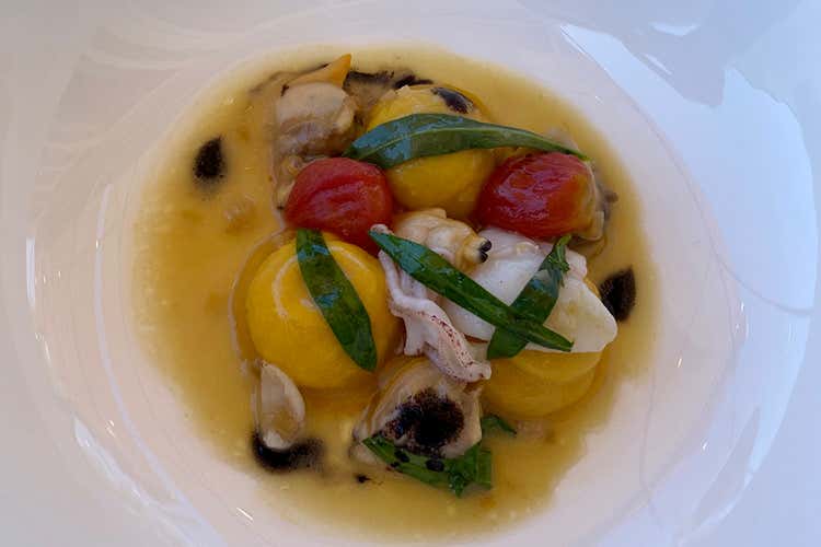 Tortelli di baccalà, calamaretti, vongole e aglio nero (Le contaminazioni nostrane 
nella cucina di Stefano Ciotti)