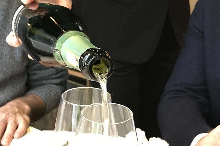 (Corteaura Franciacorta 
Le ambiziose bollicine della lentezza)