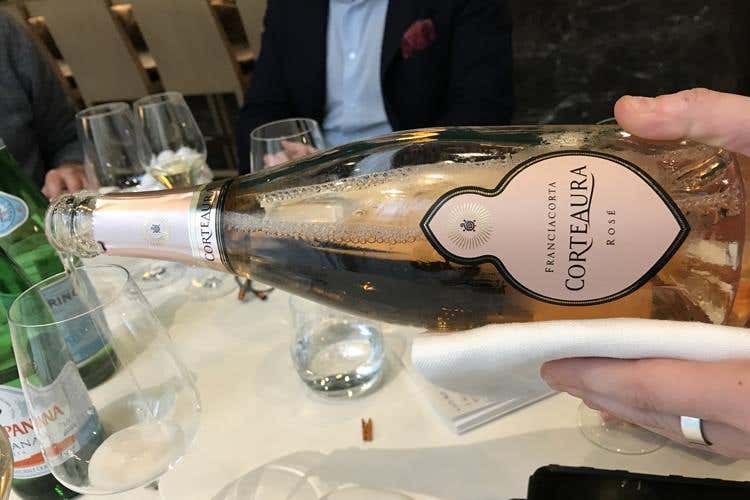 (Corteaura Franciacorta 
Le ambiziose bollicine della lentezza)