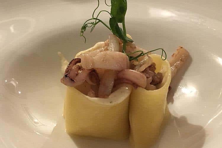 Paccheri cacio, pepe e calamari (Cucina del senza al Vecio Fritolin )
