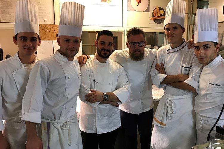 Enzo Bellia, Matteo Felter e lo staff di cucina (Cucina di carattere ed eleganza 
Enzo Bellia e Matteo Felter a quattro mani)