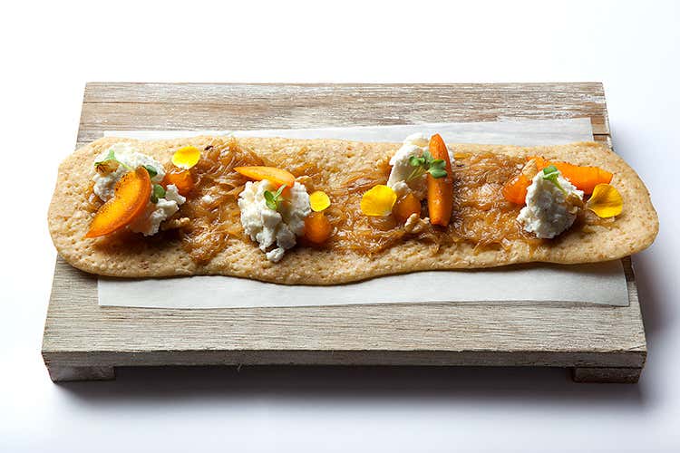 Coca Maiorchina, ricotta fondente di cipolla, albicocca caramellata e noci (Isole Baleari)