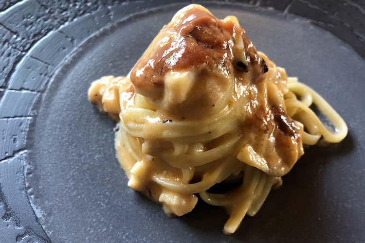 Fettuccine di grano tenero, aglio al latte al peperoncino, piovra e riccio di mare (Cucina siciliana nel Chianti 
a Il Casale, da Giuseppe Lo Presti)