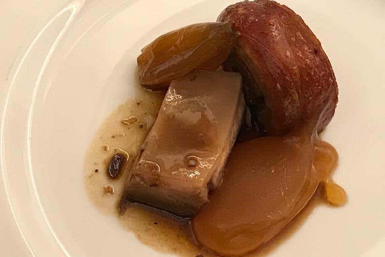 Maialino umbro laccato e croccante con scalogno caramellato e chutney di mela di Valentino Palmisano - Ristorante Vespasia (Cucina, vino e servizio in abbinamento Un percorso di gusto a Milano