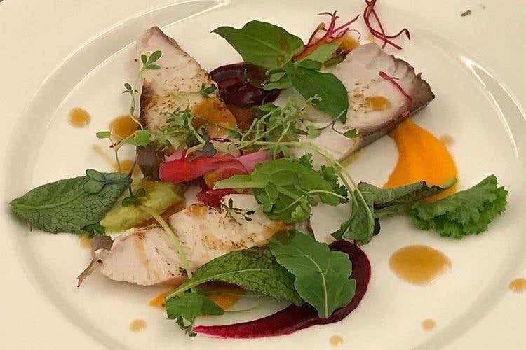 Ricciola arrosto con carote, erbe e salsa agrodolce di Nicola Fossaceca - Al Metrò (Cucina, vino e servizio in abbinamento Un percorso di gusto a Milano
