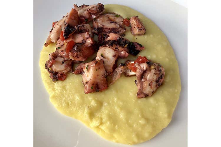 Polpo al vapore su mousse di patate Bintiè, olio evo Lucca ed erba cipollina - Graziano Cominelli (Cuochi uniti per Cascina Cattafame )