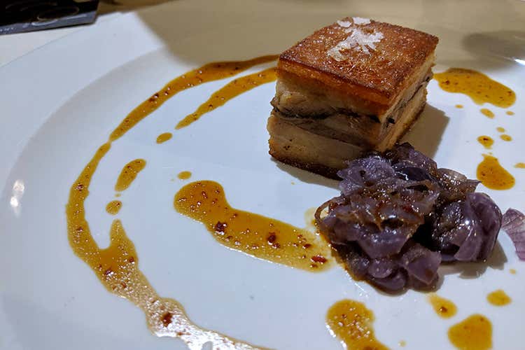 Pancia di maialino da latte Cbt, cipolla di Tropea fondente e ristretto al peperone crusco - Alberto Bertani (Cuochi uniti per Cascina Cattafame )