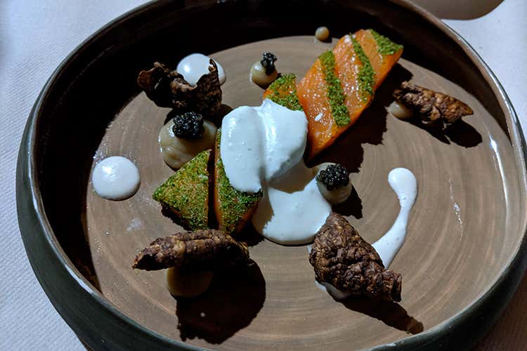 Trota salmonata marinata con topinambur affumicato, lattuga di mare e spuma al Franciacorta - Antonio Cuomo (Cuochi uniti per Cascina Cattafame )