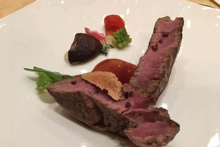 Filetto di vera fassona piemontese alle erbe e grué di cacao, salsa densa al Marina Cvetic e colori e consistenze di verde - Fabio Silva e Massimo Spigaroli