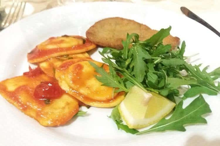 Ravioli di casa alla caprese con pomodoro pachino, saltato alla extravergine d'oliva con assaggio di orecchie di elefante alla milanese e rucola selvatica