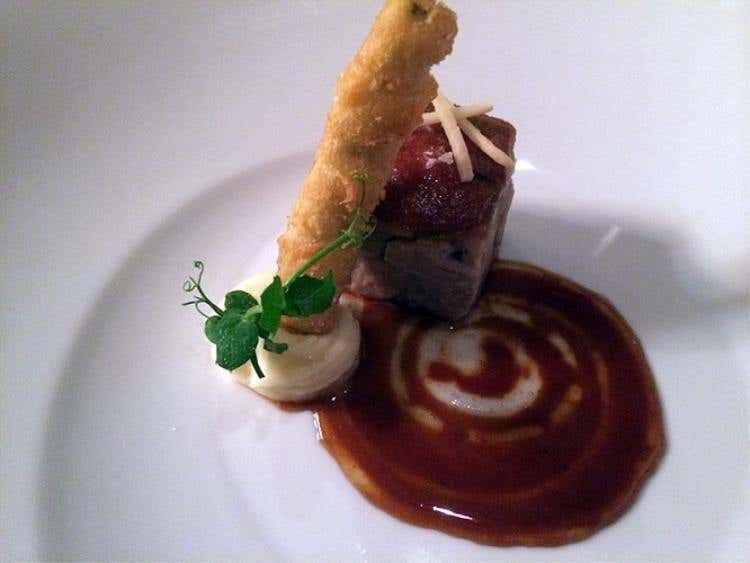 Maialino croccante, salsa alla zenzero, melanzane in pastella