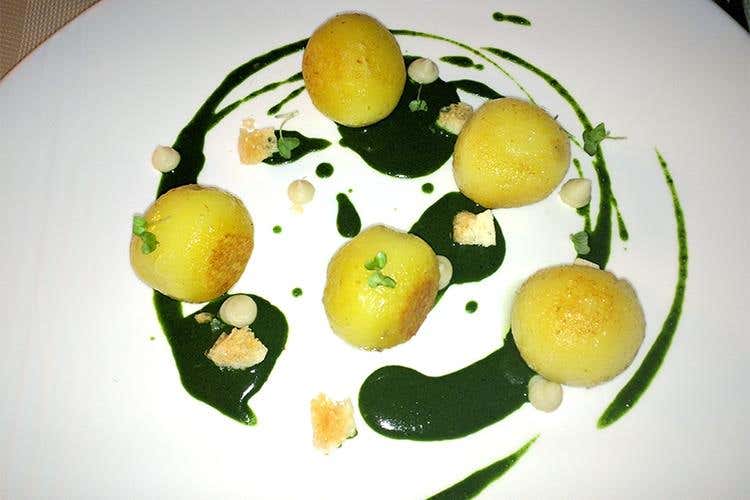 Gnocco di patate affumicato in salsa di ortiche con mandorle e pecorino