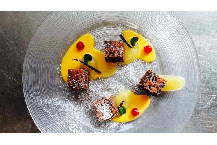 Brownies al cioccolato fondente con cremoso alla banana e salsa al rhum