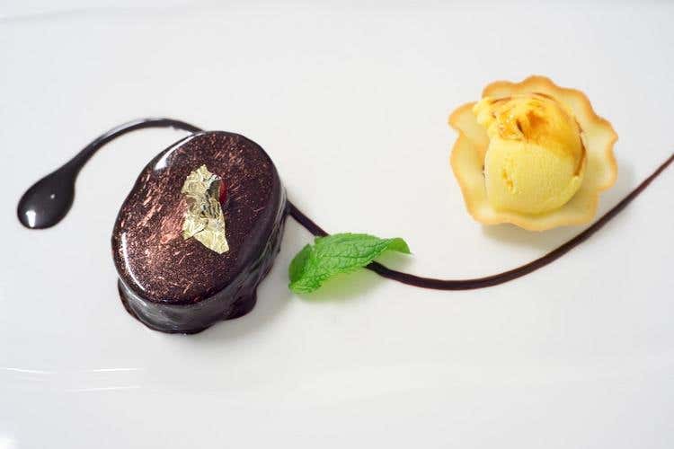 Torta fiorentina “Nino Bergese” in salsa profiterole con gelato di crema alla scorza di limone