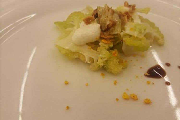 Crudo di cavolfiore con burratina fumè, sponsale al forno e gel di aceto balsamico (Giacinto Fanelli)