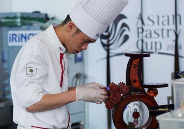 Pasticcere del team della Malesia all'opera