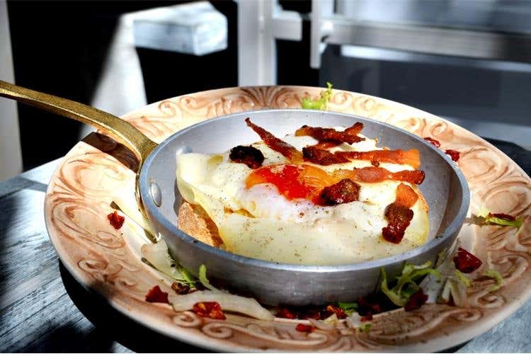 Uovo bio al tegamino con provola e guanciale croccante