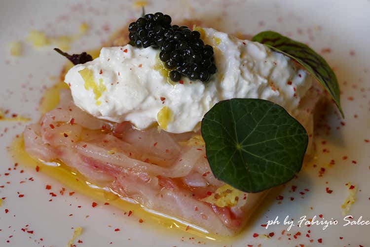 Carpaccio di storione impreziosito dalla burrata e dal caviale (Da aspirante medico a chef 
Giannoni e il suo “Aroma” a Brescia)