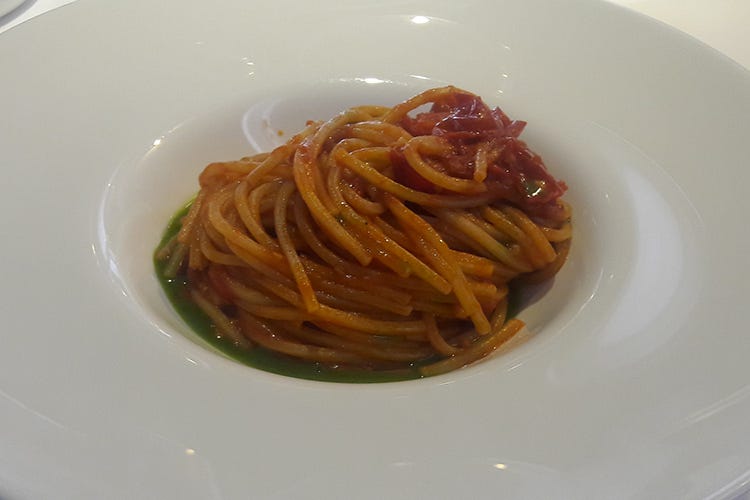 Spaghettoni di Gragnano con pomodorini del Vesuvio e crema al basilico (Da Poggio Antico a Casa Perrotta 
Cucina moderna... in famiglia)