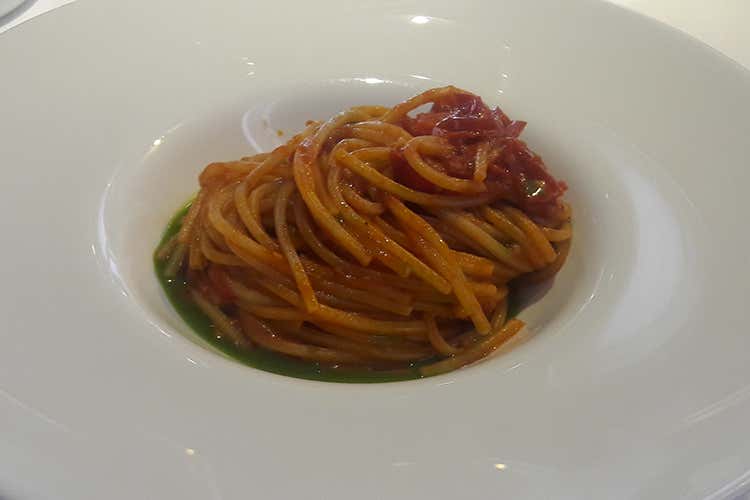 Spaghettoni di Gragnano con pomodorini del Vesuvio e crema al basilico (Da Poggio Antico a Casa Perrotta 
Cucina moderna... in famiglia)