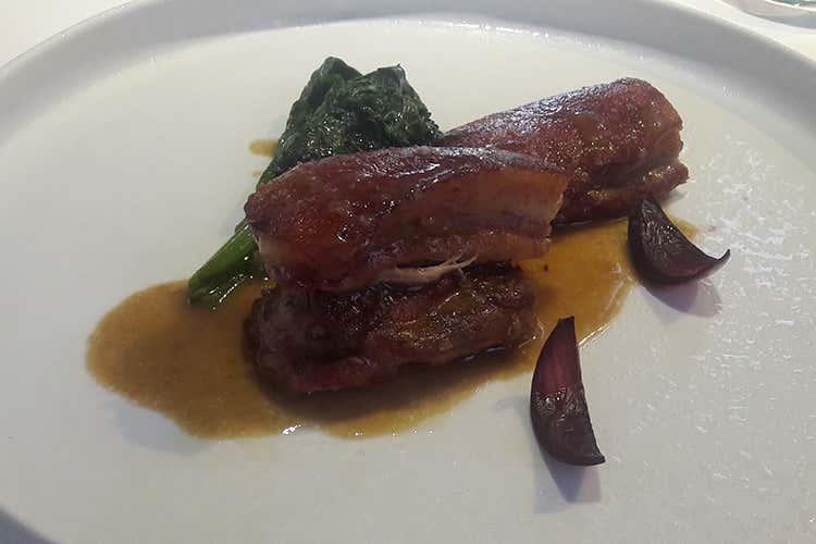 Maialino da latte di Cinta Senese con spinaci spadellati e cipolla condita (Da Poggio Antico a Casa Perrotta 
Cucina moderna... in famiglia)