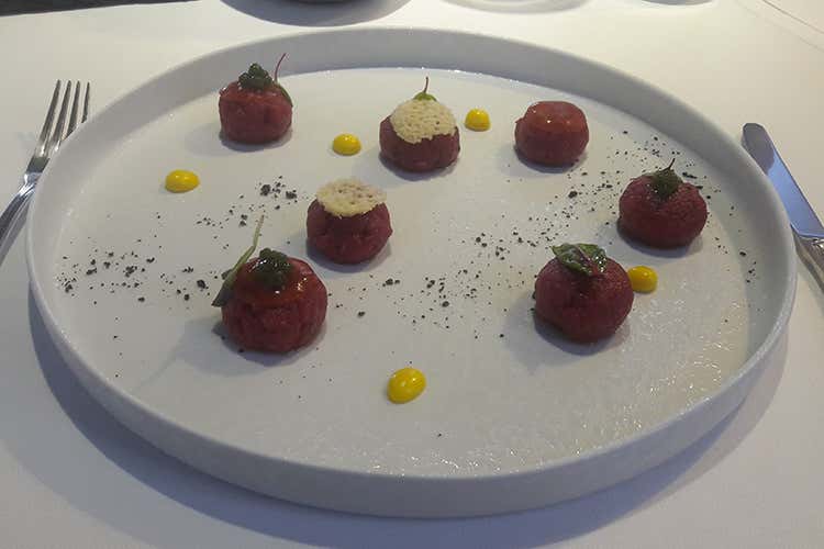 Tartare di manzo di Razza Maremmana con caviale di lattuga e salsa Caesar (Da Poggio Antico a Casa Perrotta 
Cucina moderna... in famiglia)