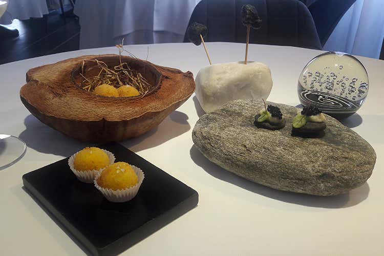 Uova di quaglia dal cuore morbido; Praline di patate mantecate al Parmigiano Reggiano delle vacche rosse; Tartufo apparente; Tartelletta al nero di seppia con baccalà mantecato e caviale (Da Poggio Antico a Casa Perrotta 
Cucina moderna... in famiglia)