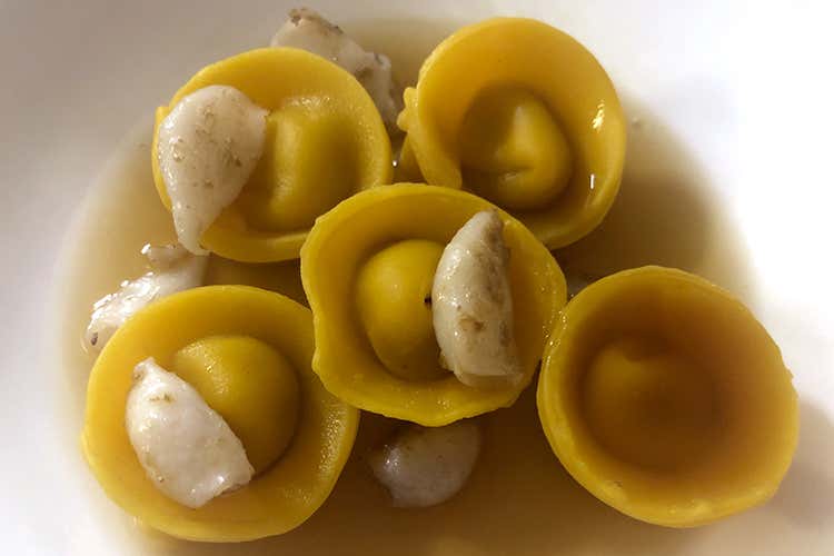 Cappelletto di quinto quarto di maiale, calamaretto e cipolla (Da Scola, cucina ligure innovativa 
e un'ospitalità in fase d'espansione)