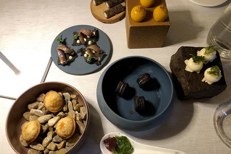 Cannolo di pasta brick e olive ripieno di baccalà e patate; Burro e acciughe; Macaron con fegatino di coniglio; Finocchio, Parmigiano e limone; Barbajuan, raviolo fritto di pasta all'olio con all'interno astice; Porchetta con mango; Insalata di alghe, lime, rafano e bottarga di storione (Da Scola, cucina ligure innovativa 
e un'ospitalità in fase d'espansione)