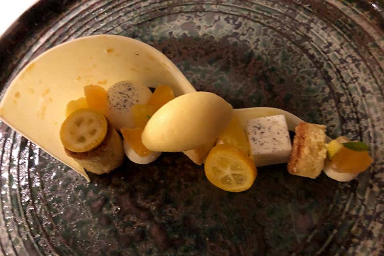 Yuzu, mandarino, cioccolato bianco e crema inglese agli agrumi (Da Scola, cucina ligure innovativa 
e un'ospitalità in fase d'espansione)