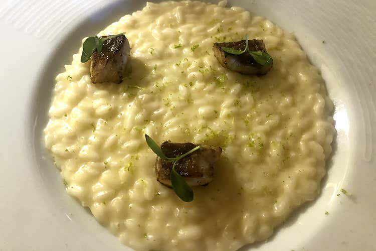 Risotto rapa di Caprauna e anguilla al barbecue con sopra della scorza di lime (Da Scola, cucina ligure innovativa 
e un'ospitalità in fase d'espansione)