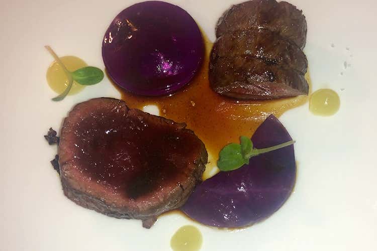 Filetto di cervo, cacao e raviolo di cavolo cappuccio (Da Scola, cucina ligure innovativa 
e un'ospitalità in fase d'espansione)