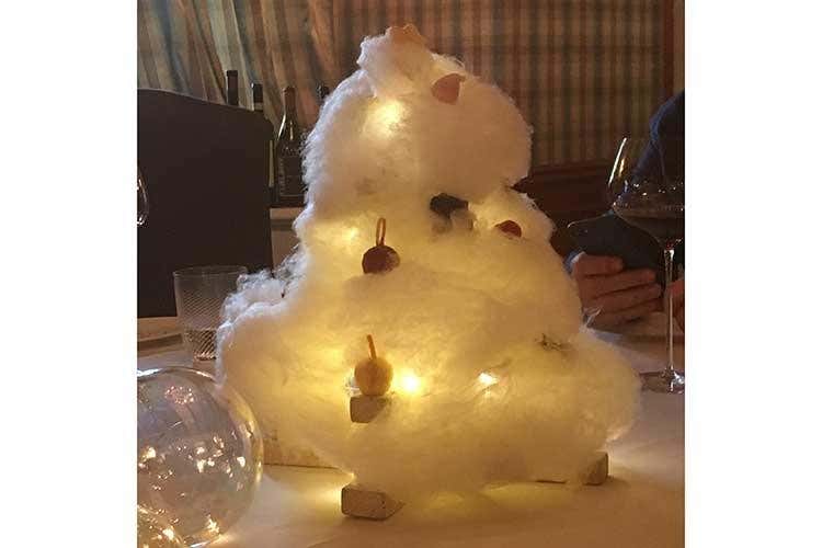 Trofeo di zucchero a velo con piccola pasticceria (Da Vittorio, dall'inizio alla fine 
Un viaggio tra ricordi e ricette)