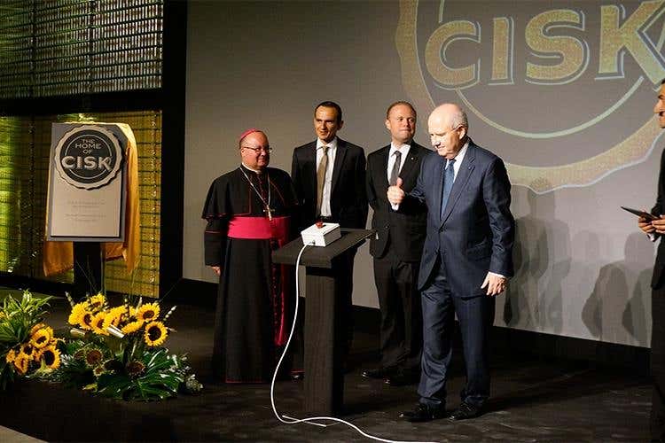 Arcivescovo Charles J. Scicluna, Norman Aquilina (ceo Farsons), Primo ministro Joseph Muscat, Louis A. Farrugia (presidente Farsons