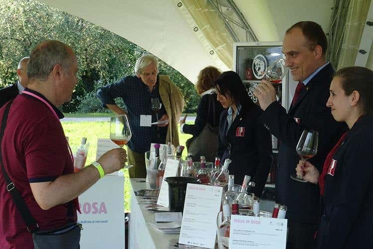 (Dal lago di Garda al mondo intero 
Un altro passo per dare dignità ai rosati)