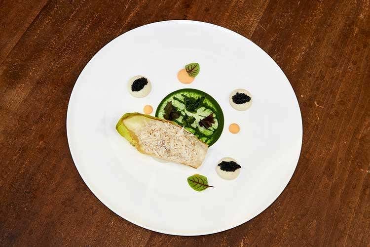 Insalata di granseola con olio e limone, crema di cavolfiore e caviale Sevruga (Daniele Turco al Gritti Palace 
riporta la tradizione veneziana in tavola)