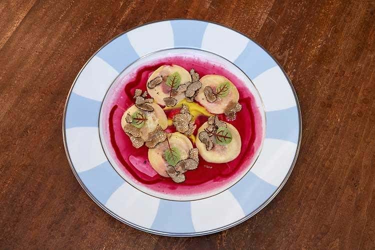 Ravioli del suolo con tartufo nero, formaggio monteveronese e burro di malga (Daniele Turco al Gritti Palace 
riporta la tradizione veneziana in tavola)
