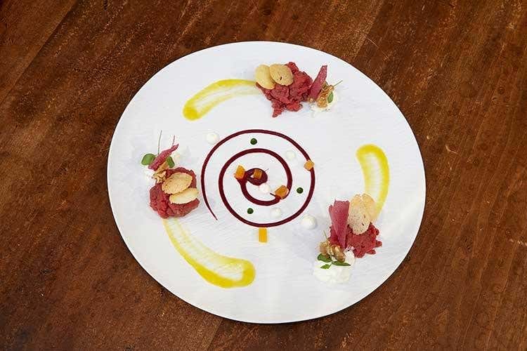 Battuta di manzo di razza Fassona, caki, noci, stracciatella di burrata (Daniele Turco al Gritti Palace 
riporta la tradizione veneziana in tavola)