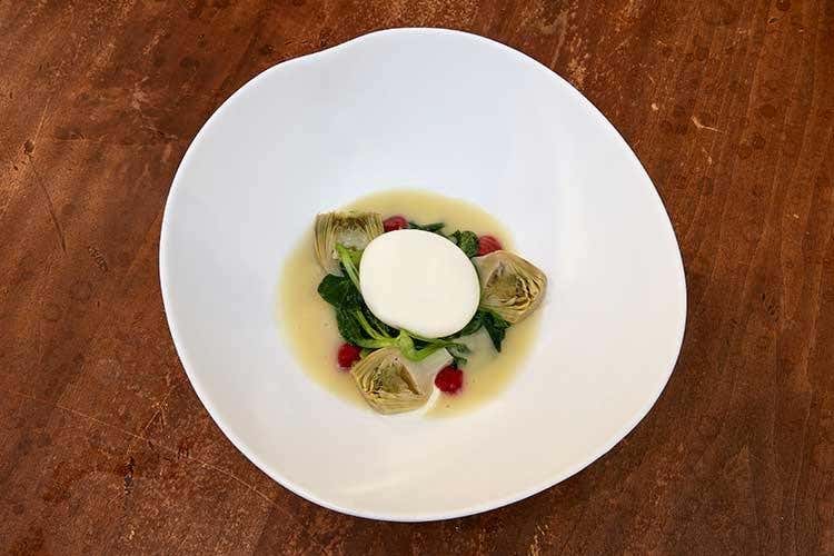 Ovetto di montagna barzotto, spinacino fresco, crema di porri e castraure (Daniele Turco al Gritti Palace 
riporta la tradizione veneziana in tavola)