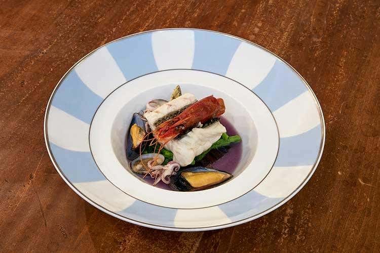Filetto di branzino, frutti di mare e cime di rapa (Daniele Turco al Gritti Palace 
riporta la tradizione veneziana in tavola)