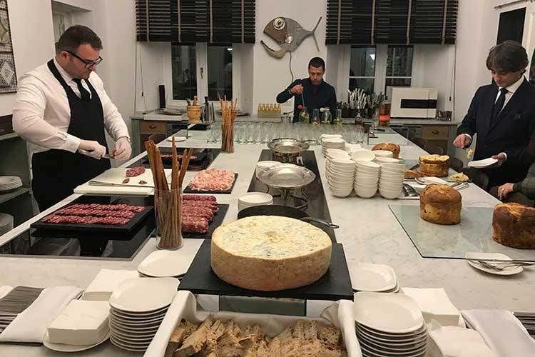 Davide Oldani racconta gli ingredienti nella rinnovata scuola di Kitchen