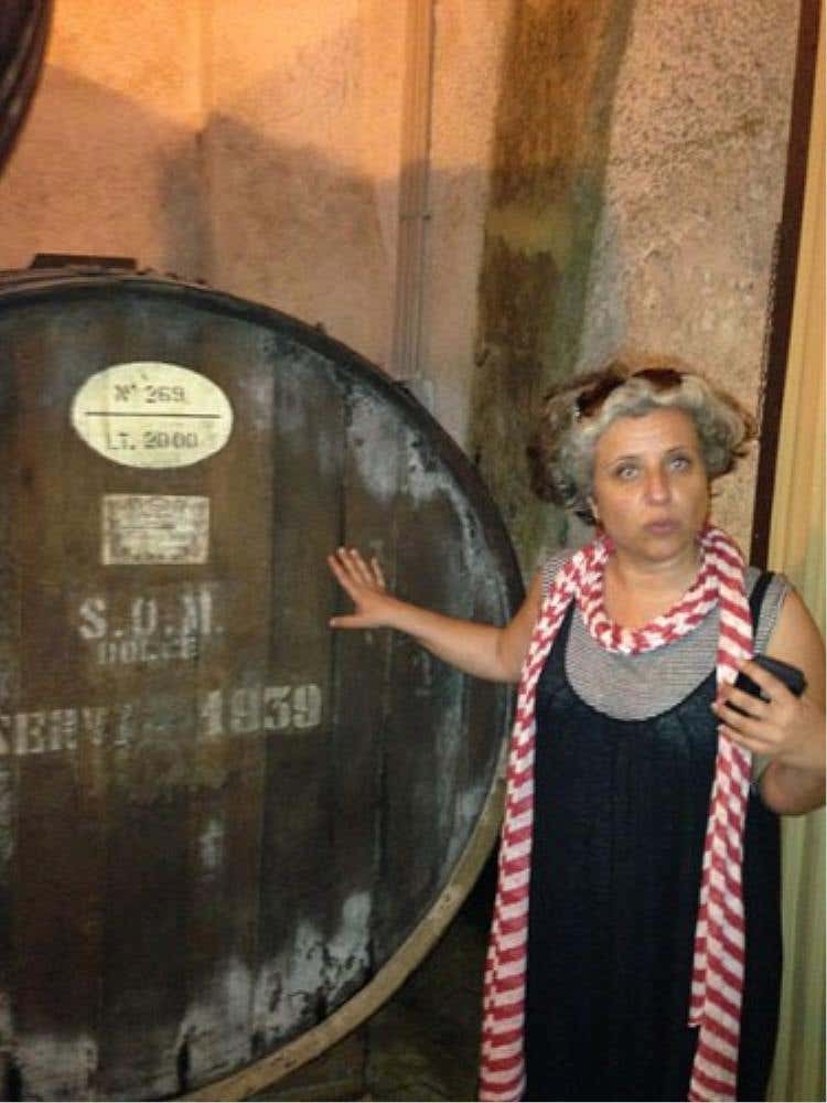 Bendetta Poretti a fianco di una vecchia botte Florio del 1839