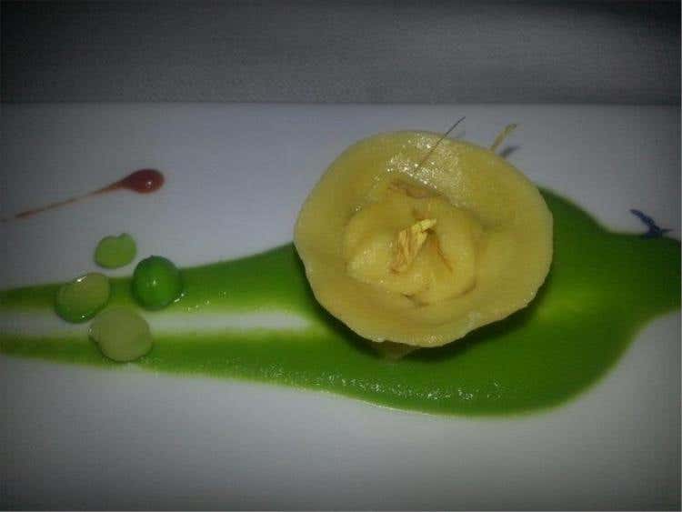 Ravioli morbidi al formaggio Bagoss e noci Macadomia su passatina di piselli