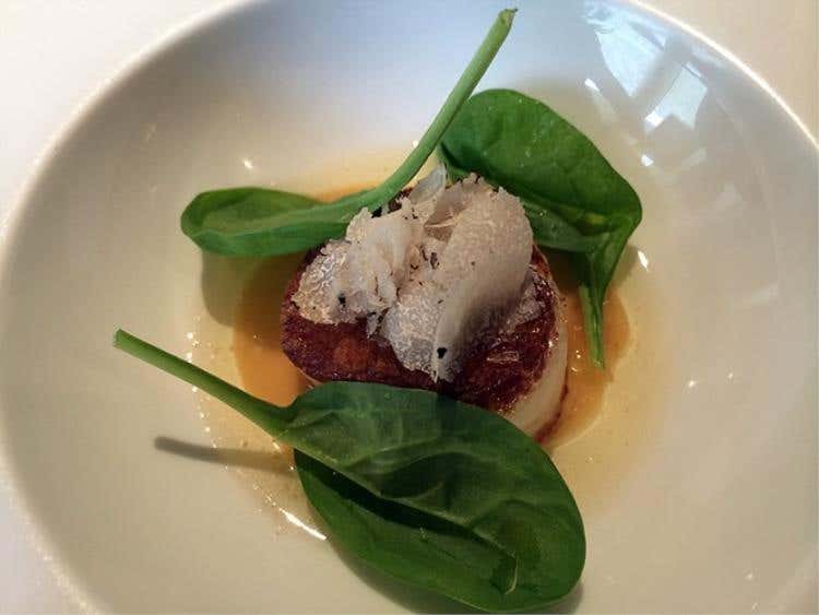 Capesanta con gel di Patanegra e tartufo nero
