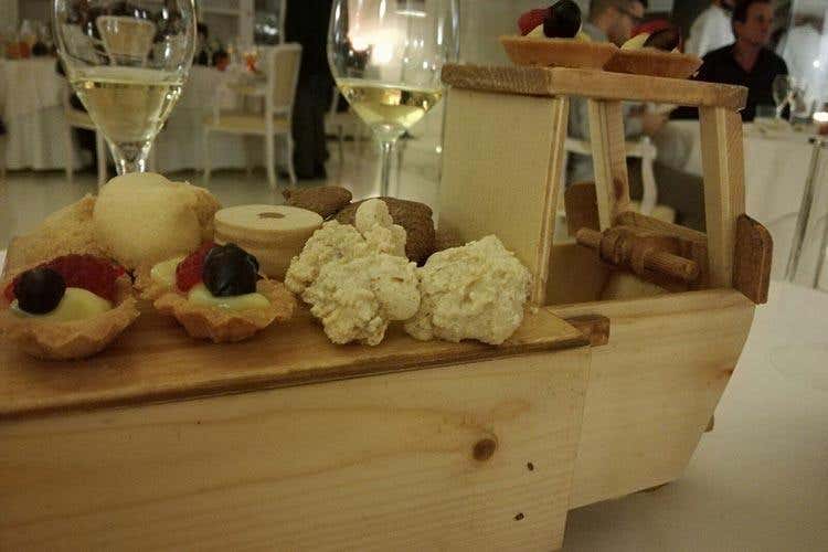 Piccola pasticceria (De Martino e Mancino, cucina tra amici 
Tutto il gusto della convivialità nel piatto)