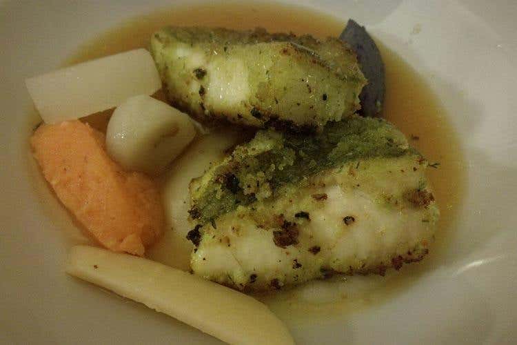 San Pietro arrosto, radici e tuberi, brodo di speck (De Martino e Mancino, cucina tra amici 
Tutto il gusto della convivialità nel piatto)