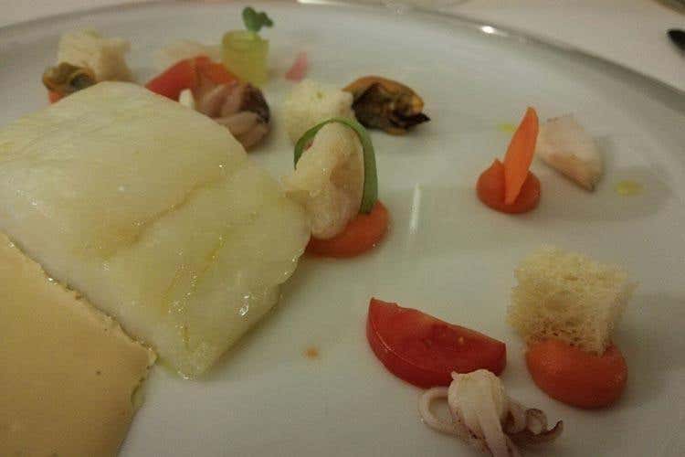 Baccalà candito, panzanella toscana; Frutti di mare, verdure in osmosi e pil pil di ricci di mare (De Martino e Mancino, cucina tra amici 
Tutto il gusto della convivialità nel piatto)