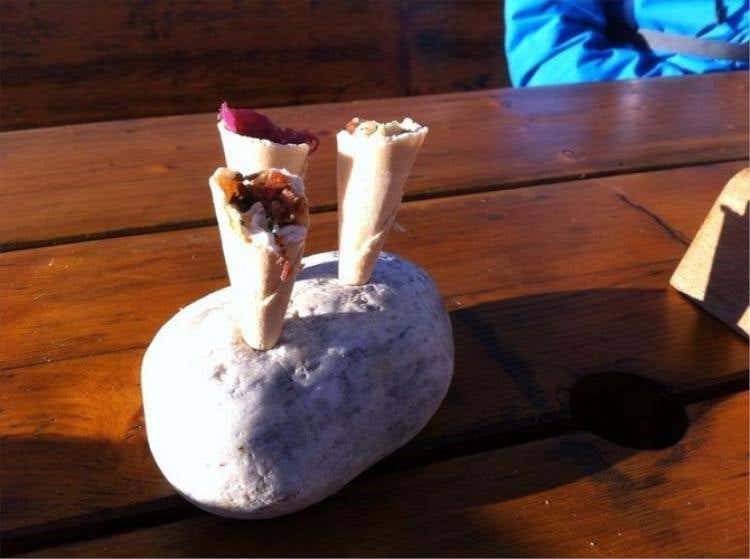 Di Norbert Niederkofler “cornetti ripieni con: schiuma di Speck Alto Adige IGP con puccia croccante / spuma di trota affumicata, Mela Alto Adige IGP e rafano / formaggio grigio Graukäse, erba cipollina e cipolla rossa in agro dolce”.