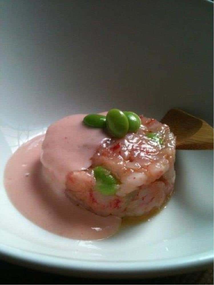 Tartare di gamberetti con salsa rosa e fave