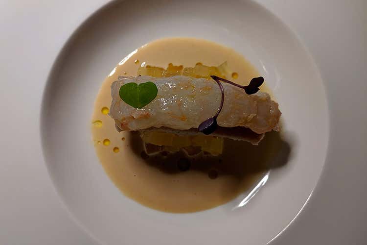 Crema fermentata di arachidi e sidro di mela Annurca, bauletto di pere Abbate allo zafferano, Anguilla arrosto e scampo di Sicilia crudo, quadrifoglio e rapanello (Dietro le quinte di Identità Milano 
I piatti «puliti e decisi» di Rinaldi)